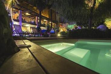 تختخواب و صبحانه Lori's Inn