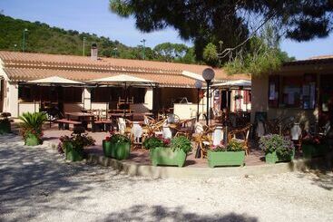 هتل Villaggio Camping Calapineta