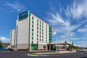 هتل Clarion Suites At The Alliant Energy Center
