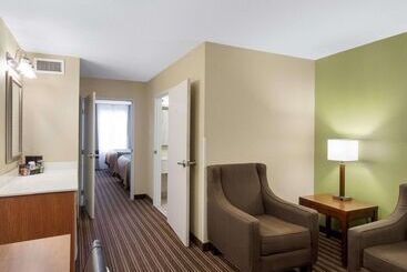 هتل Comfort Inn & Suites Fayettevilleuniversity Area