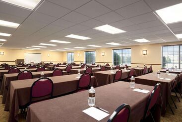 هتل Country Inn & Suites By Radisson Bismarck Waterpark