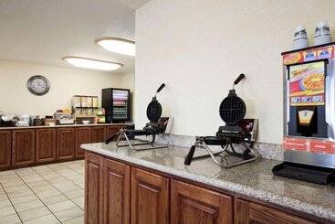 هتل Country Inn & Suites By Radisson Bismarck Waterpark