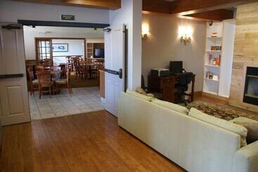 هتل Country Inn & Suites By Radisson, Lansing, Mi