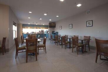 هتل Country Inn & Suites By Radisson, Moline Airport, Il