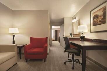 هتل Country Inn & Suites By Radisson, Moline Airport, Il