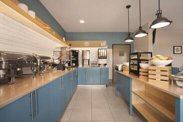 هتل Country Inn & Suites By Radisson, Moline Airport, Il