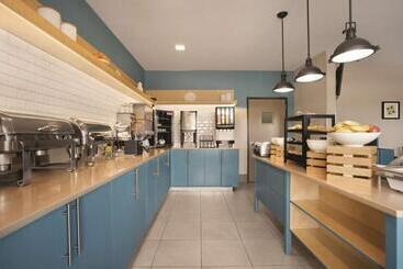 هتل Country Inn & Suites By Radisson, Moline Airport, Il