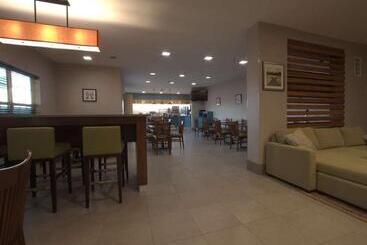 هتل Country Inn & Suites By Radisson, Moline Airport, Il