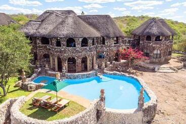 هتل Eagle Tented Lodge & Spa Etosha
