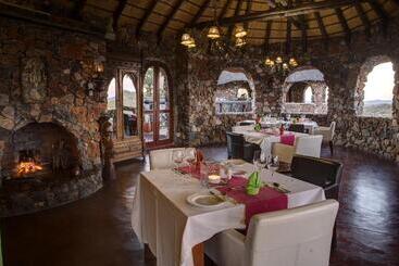 هتل Eagle Tented Lodge & Spa Etosha