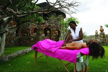 هتل Eagle Tented Lodge & Spa Etosha