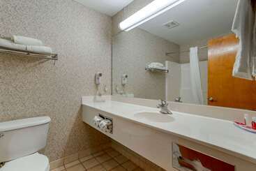 هتل Econo Lodge Inn & Suites