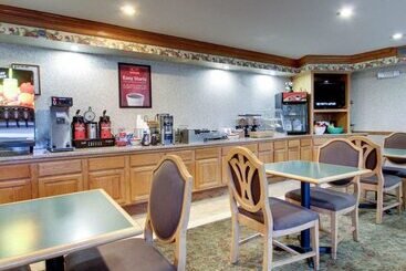 هتل Econo Lodge Inn & Suites