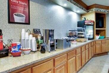 هتل Econo Lodge Inn & Suites
