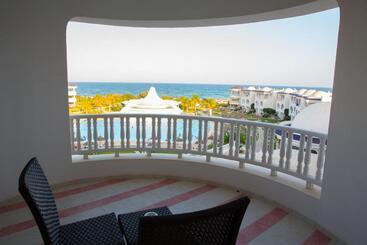 ホテル Golden Tulip Taj Sultan Resort