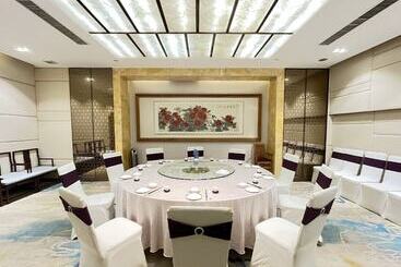 Guangdong Hotel Free Shuttle & Registration Counter Service During Canton Fair