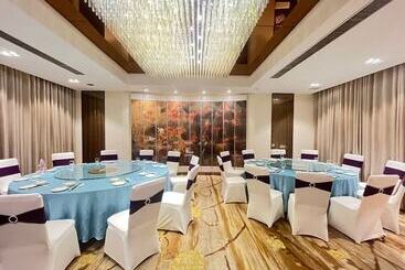 Guangdong Hotel Free Shuttle & Registration Counter Service During Canton Fair