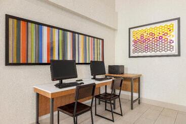 هتل Holiday Inn Express & Suites Sarasota East, An Ihg