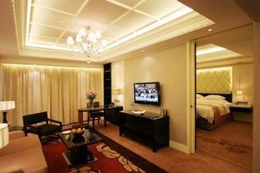 هتل Luxemon Xinjiang Yindu