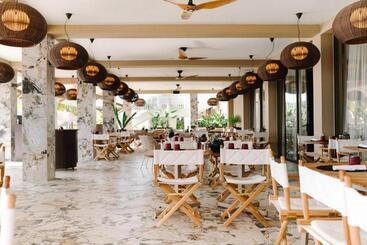 Papagayo Beach Resort