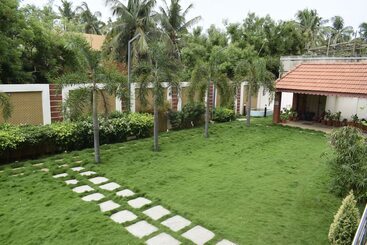 هتل Sri Kavimany Residency, Near Auro Beach