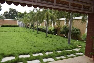 هتل Sri Kavimany Residency, Near Auro Beach