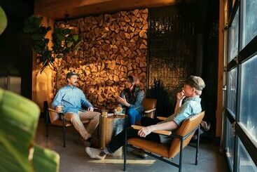 هتل Kinship Landing