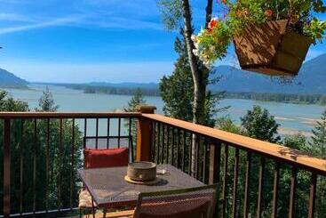 The Fraser River's Edge B&b Lodge