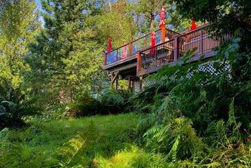 The Fraser River's Edge B&b Lodge