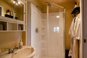 The Fraser River's Edge B&b Lodge