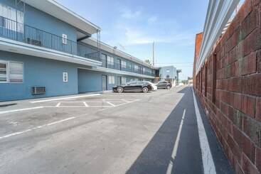 هتل Rodeway Inn & Suites North Hollywood Burbank Airport   Universal Area