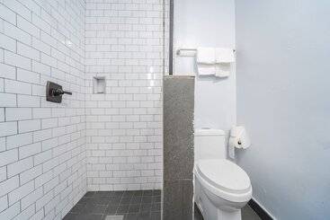 هتل Rodeway Inn & Suites North Hollywood Burbank Airport   Universal Area