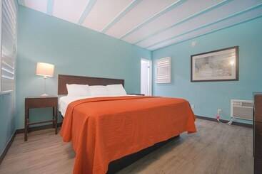 هتل Rodeway Inn & Suites North Hollywood Burbank Airport Universal Area