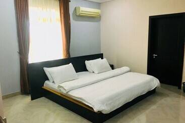 Milestone Hotel Annex