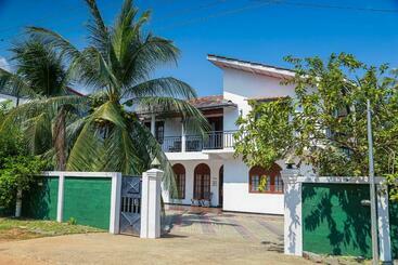 پانسیون Lakeside Villa