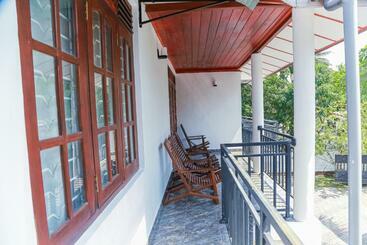 پانسیون Lakeside Villa