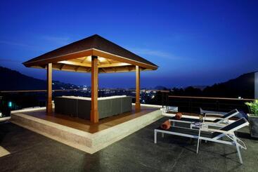 استراحتگاه Kata Sea View Villas