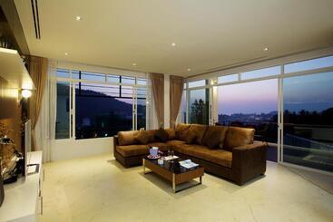 استراحتگاه Kata Sea View Villas