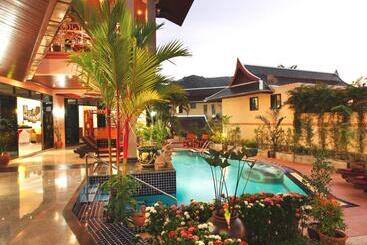 استراحتگاه Kata Sea View Villas