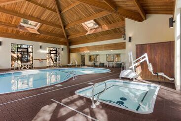هتل Comfort Inn & Suites Branson Meadows