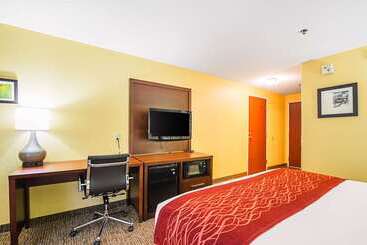 هتل Comfort Inn & Suites