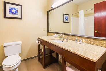 هتل Comfort Inn & Suites