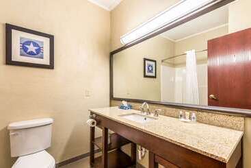هتل Comfort Inn & Suites