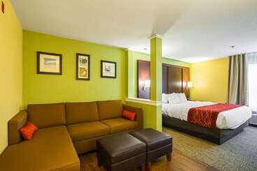 هتل Comfort Inn & Suites
