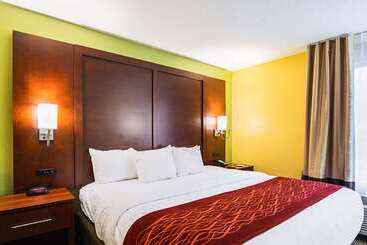 هتل Comfort Inn & Suites
