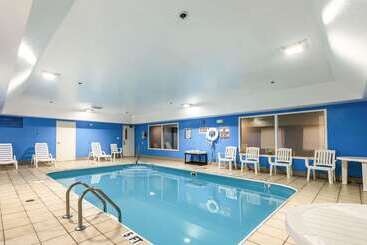 هتل Comfort Inn & Suites