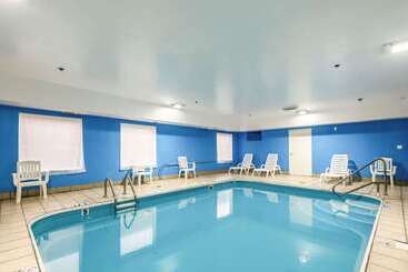 هتل Comfort Inn & Suites