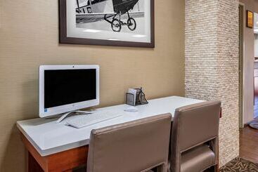 هتل Comfort Inn & Suites