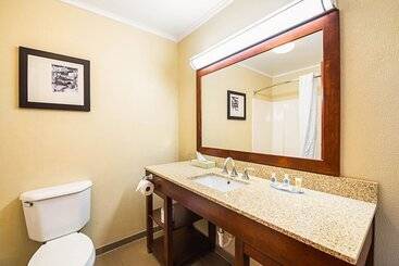 هتل Comfort Inn & Suites