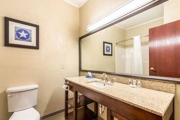 هتل Comfort Inn & Suites